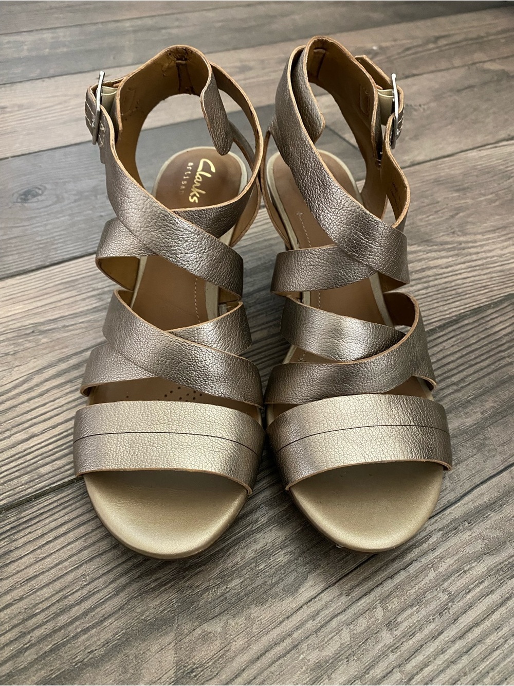 NWOB Clarks Ranae Estelle Women's Metallic Leather Sandal - 6.5 Color Metal Dore - Picture 3 of 8
